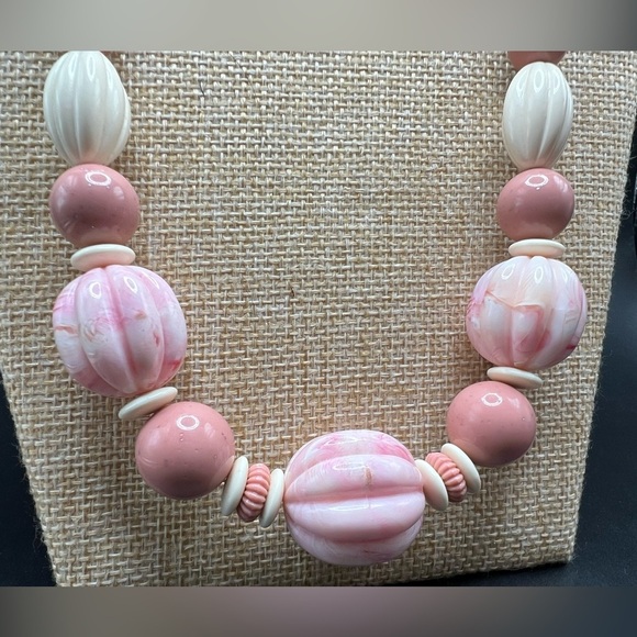 Vintage Avon "Burst of Spring" pink acrylic beaded necklace Jewelry - Picture 5 of 10